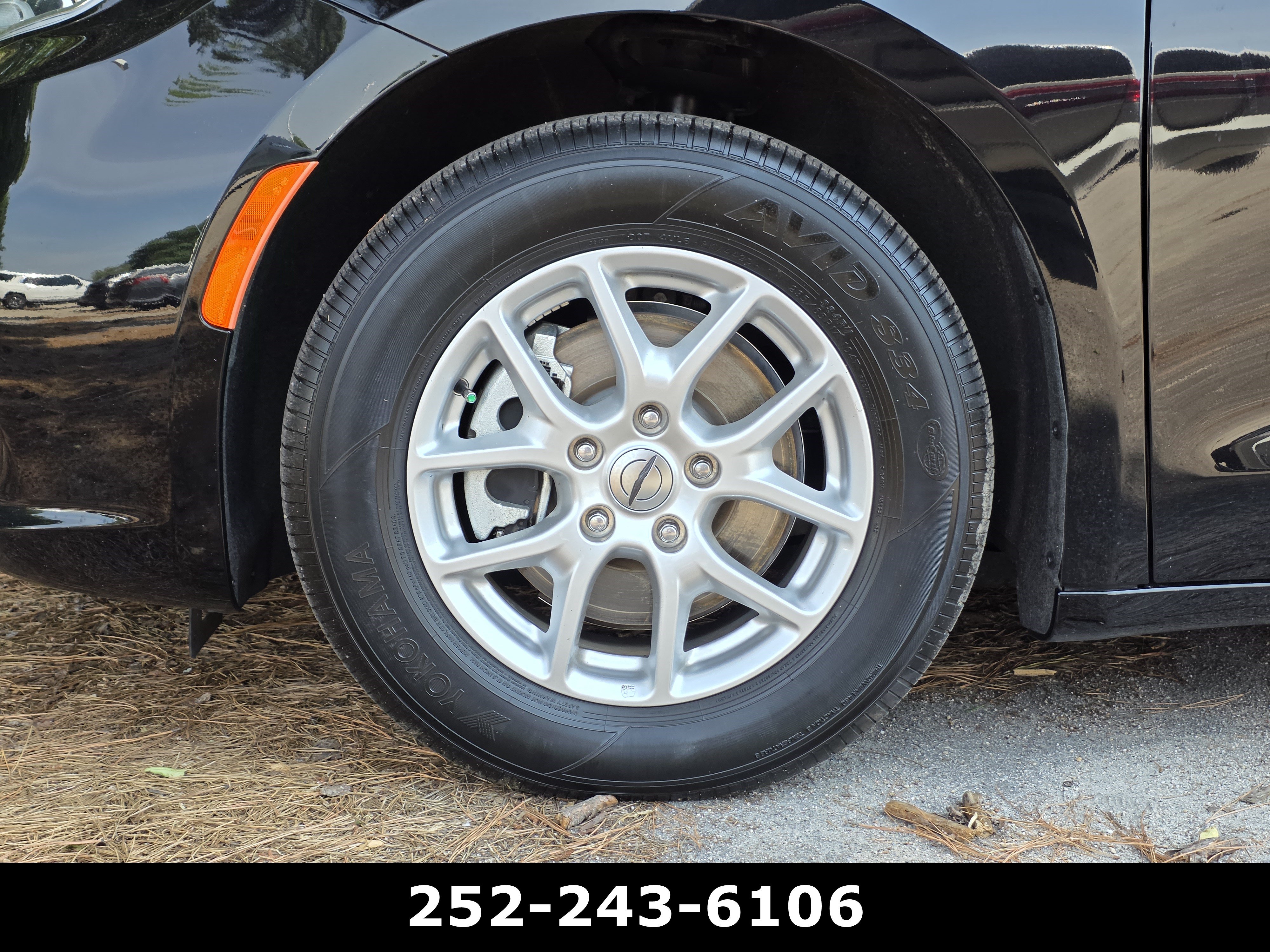 Used 2024 Chrysler Pacifica Touring-L FWD image 48