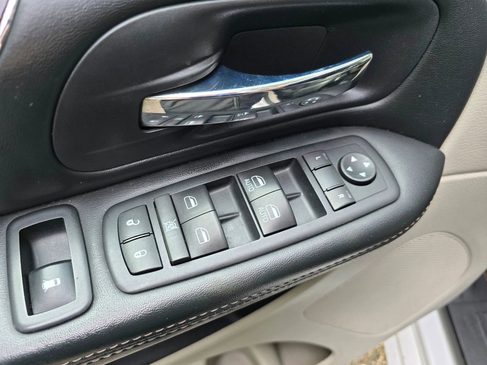 Used 2017 Dodge Grand Caravan SXT FWD image 18