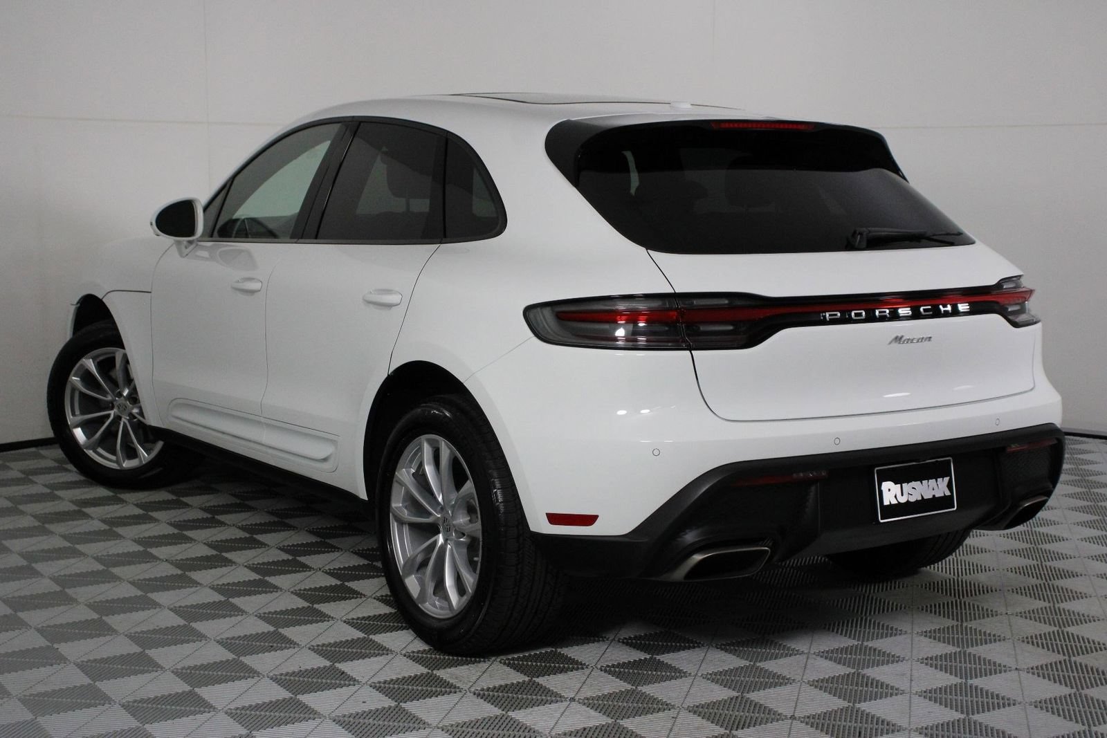 Certified 2026 Porsche Macan AWD/4WD image 3
