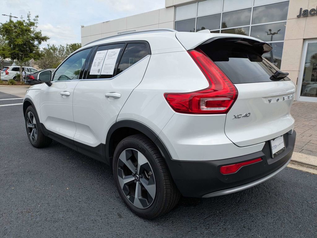 Certified 2023 Volvo XC40 B5 Plus w/ Driver Assist Package AWD/4WD image 4