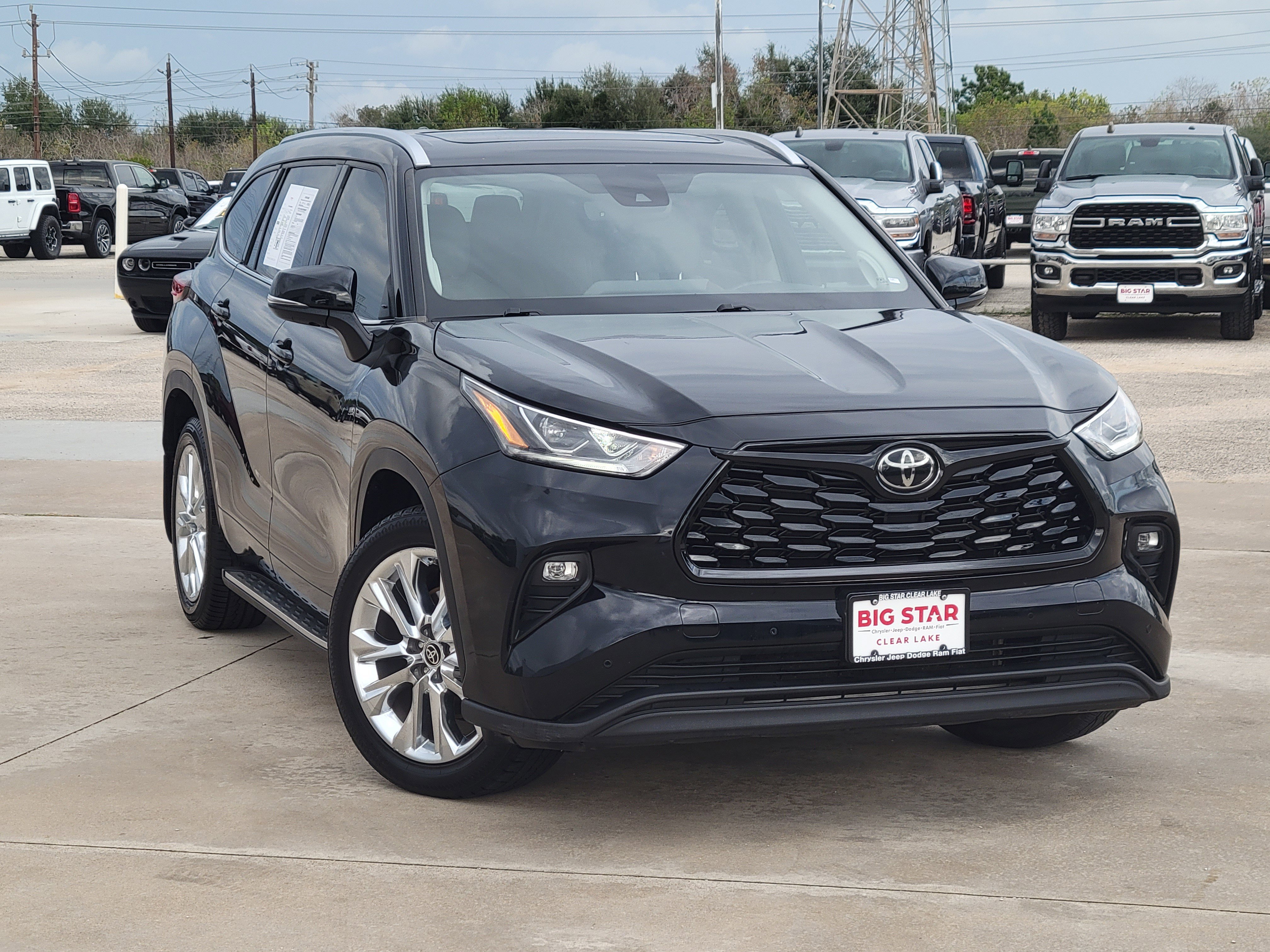 Used 2023 Toyota Highlander Limited image 2