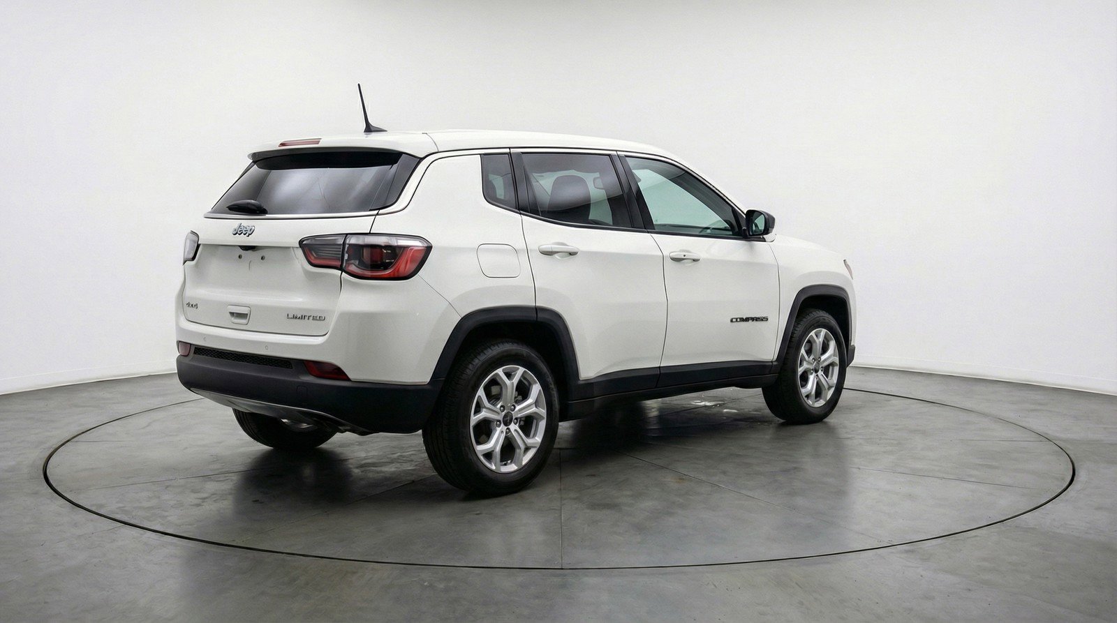 Used 2025 Jeep Compass Latitude image 9