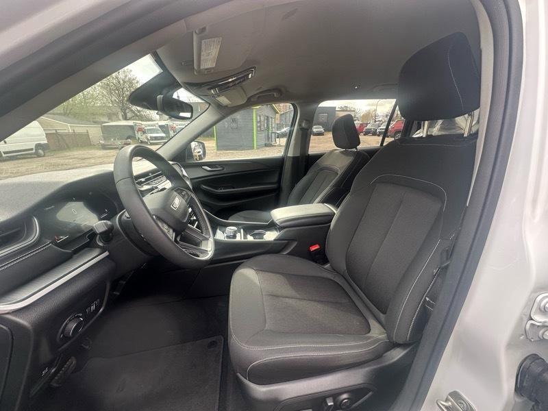 Used 2023 Jeep Grand Cherokee L Laredo AWD/4WD image 9