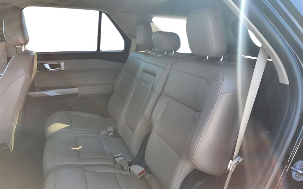 Used 2024 Ford Explorer XLT w/ Equipment Group 202A AWD/4WD image 26