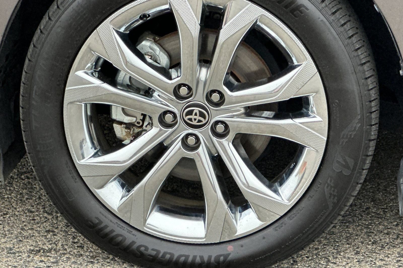 Used 2023 Toyota Sienna Platinum FWD image 39