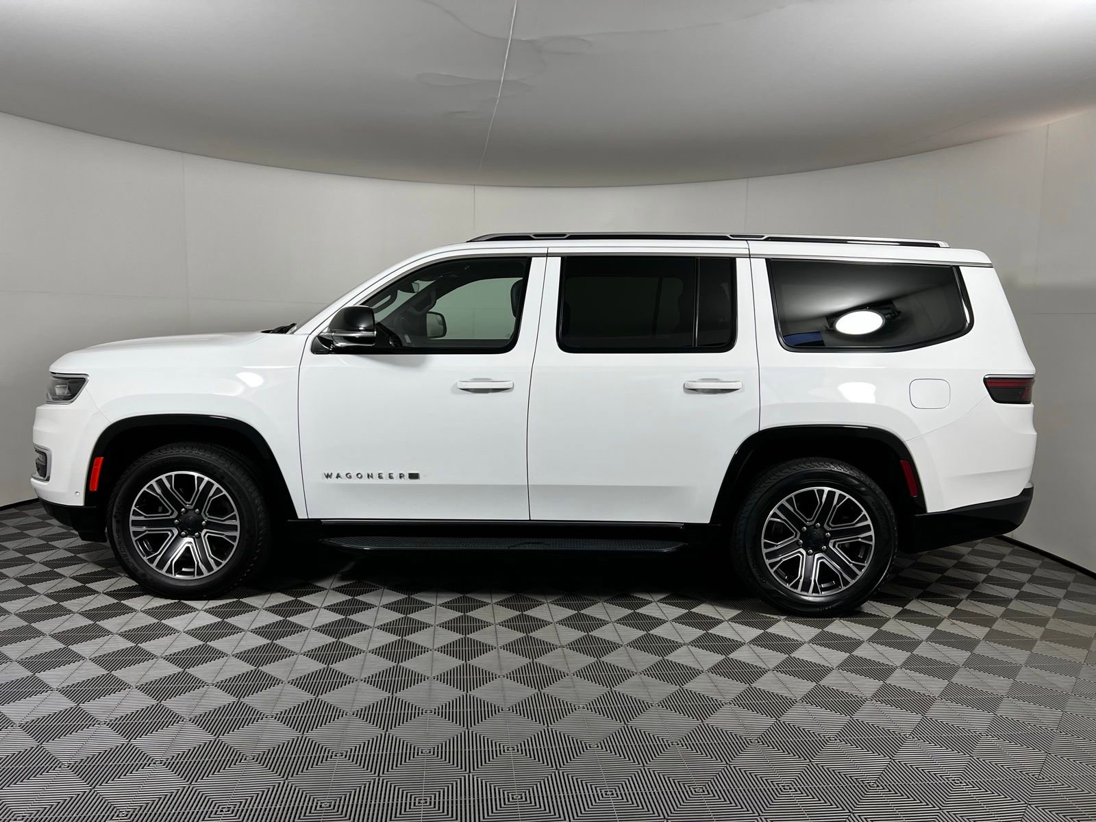 Used 2024 Jeep Wagoneer Series II w/ Flexible Seating Group image 8