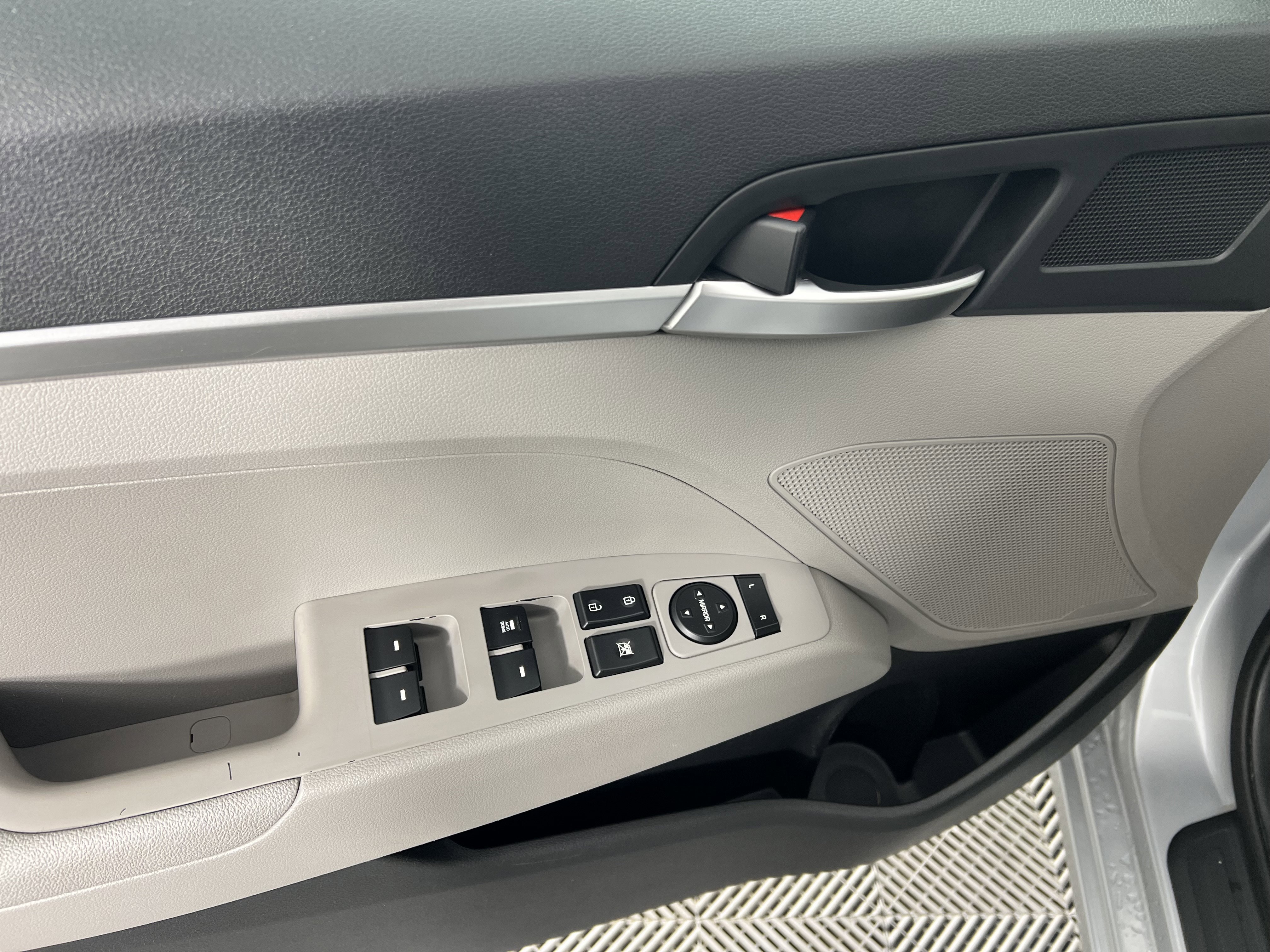 Used 2020 Hyundai Elantra SE FWD image 18