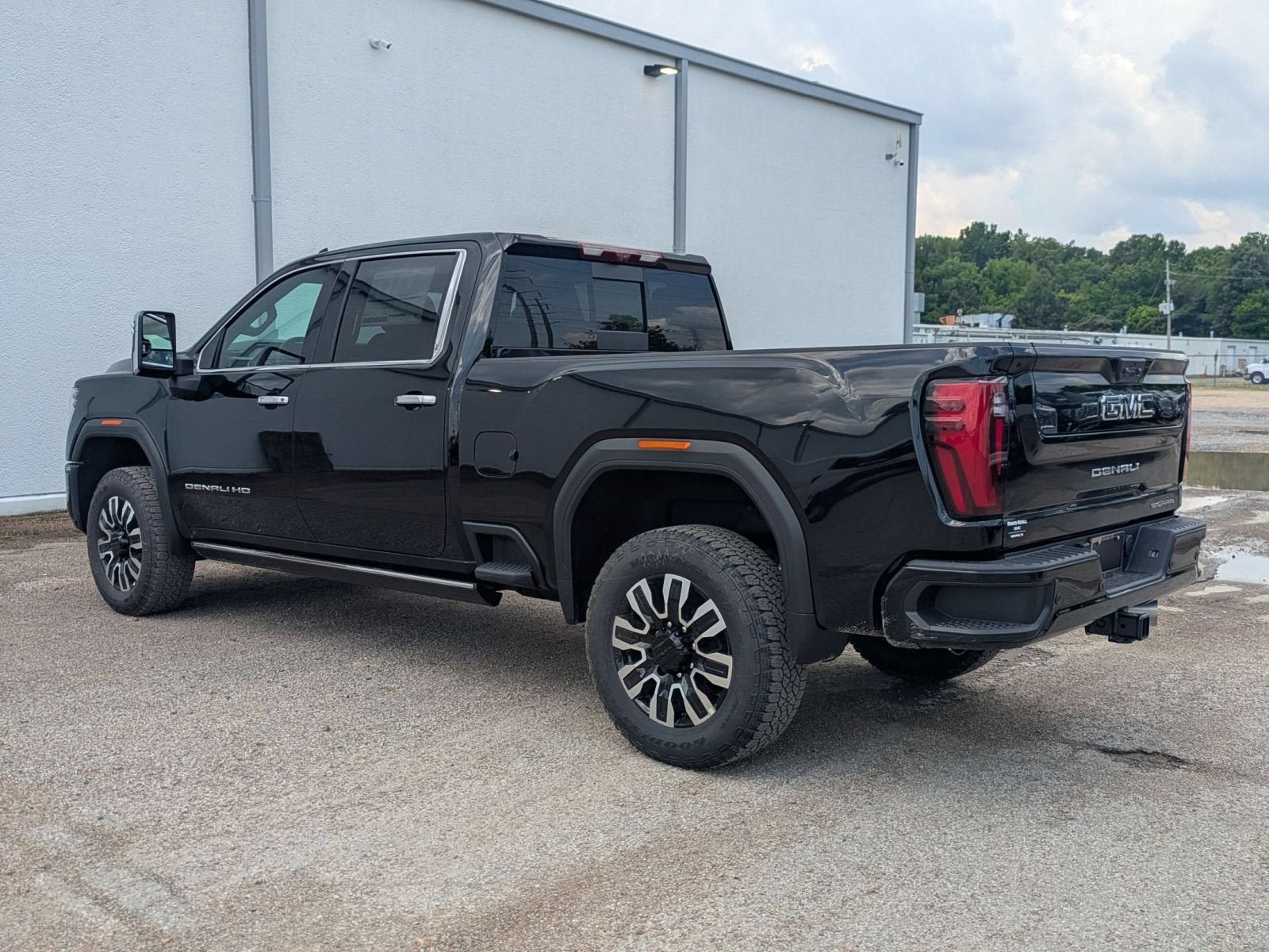 New 2026 GMC Sierra 2500 Denali Ultimate AWD/4WD image 3