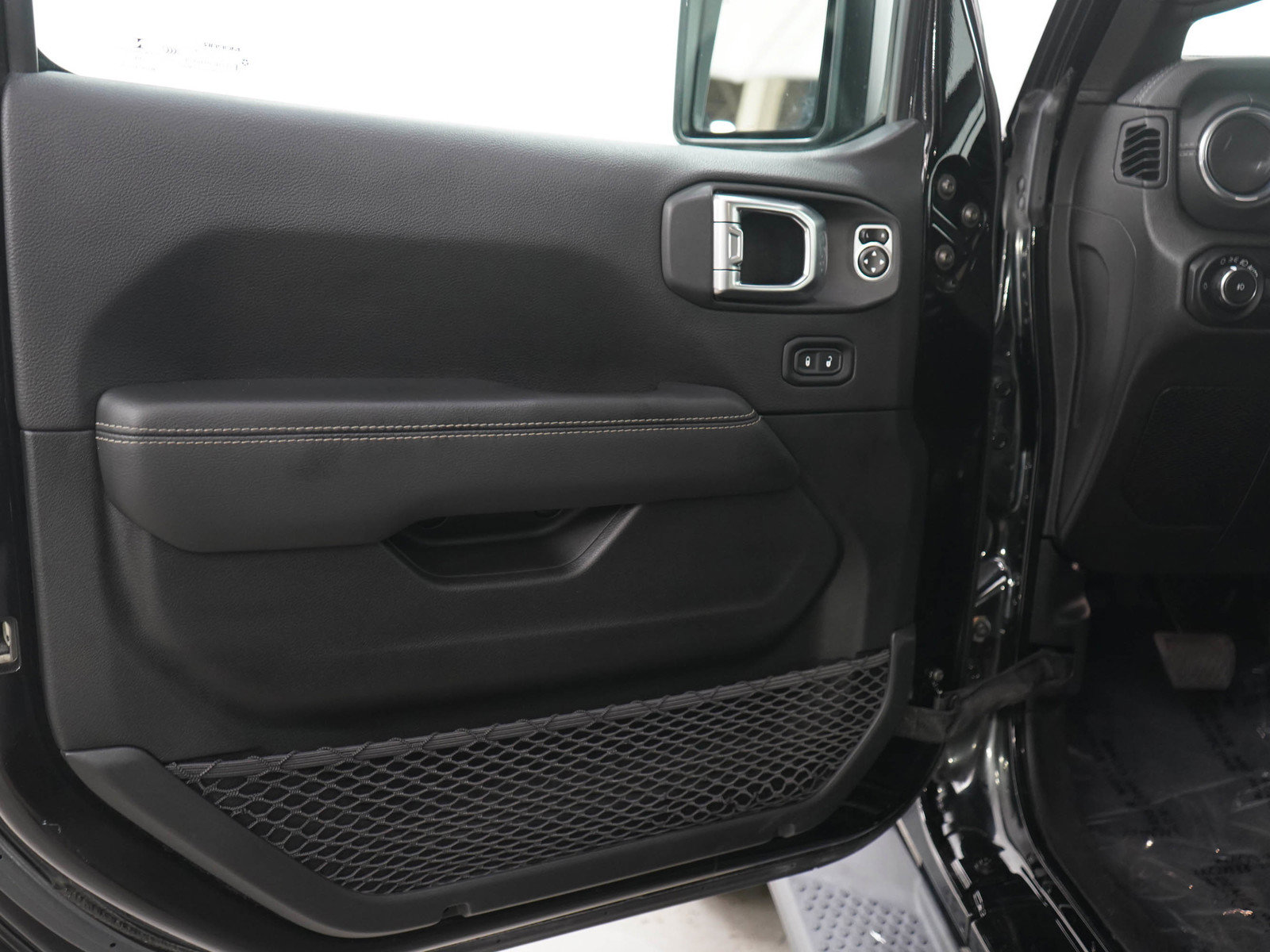 Used 2020 Jeep Wrangler Unlimited Sahara w/ Uconnect 4C Nav & Sound Group AWD/4WD image 18