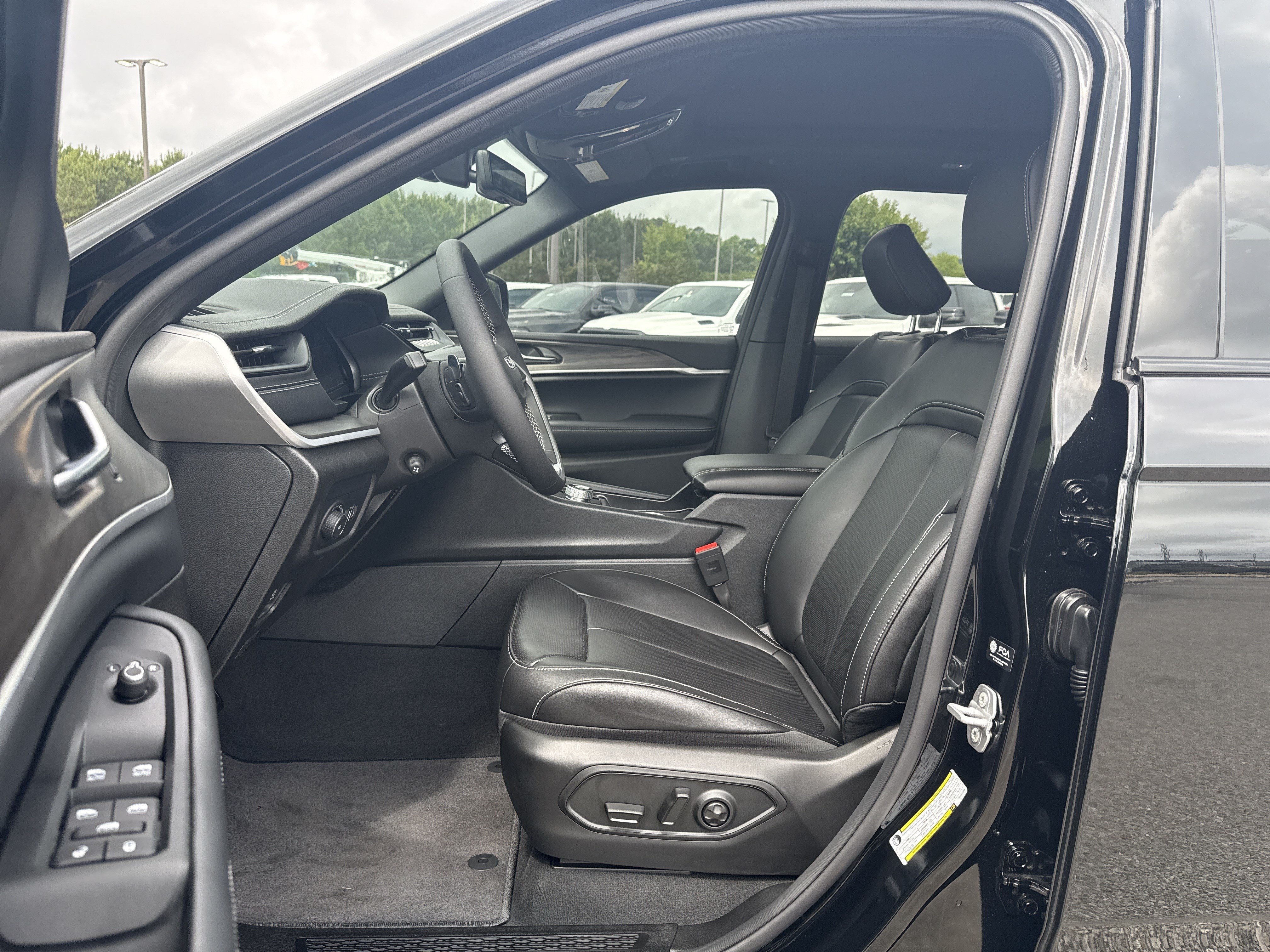 New 2026 Jeep Grand Cherokee Limited w/ Luxury Tech Group II RWD image 9