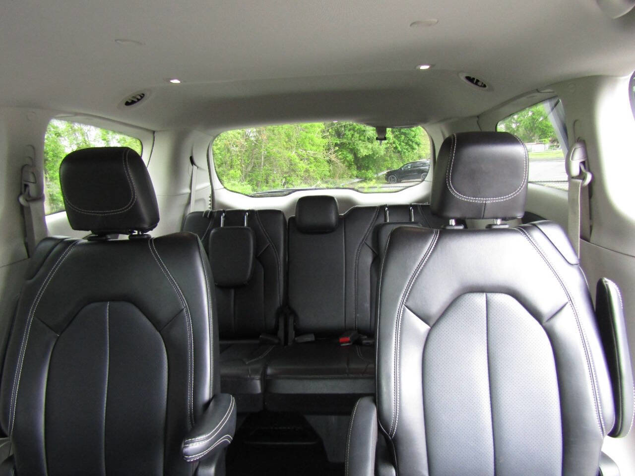 Used 2024 Chrysler Pacifica Touring-L FWD image 12