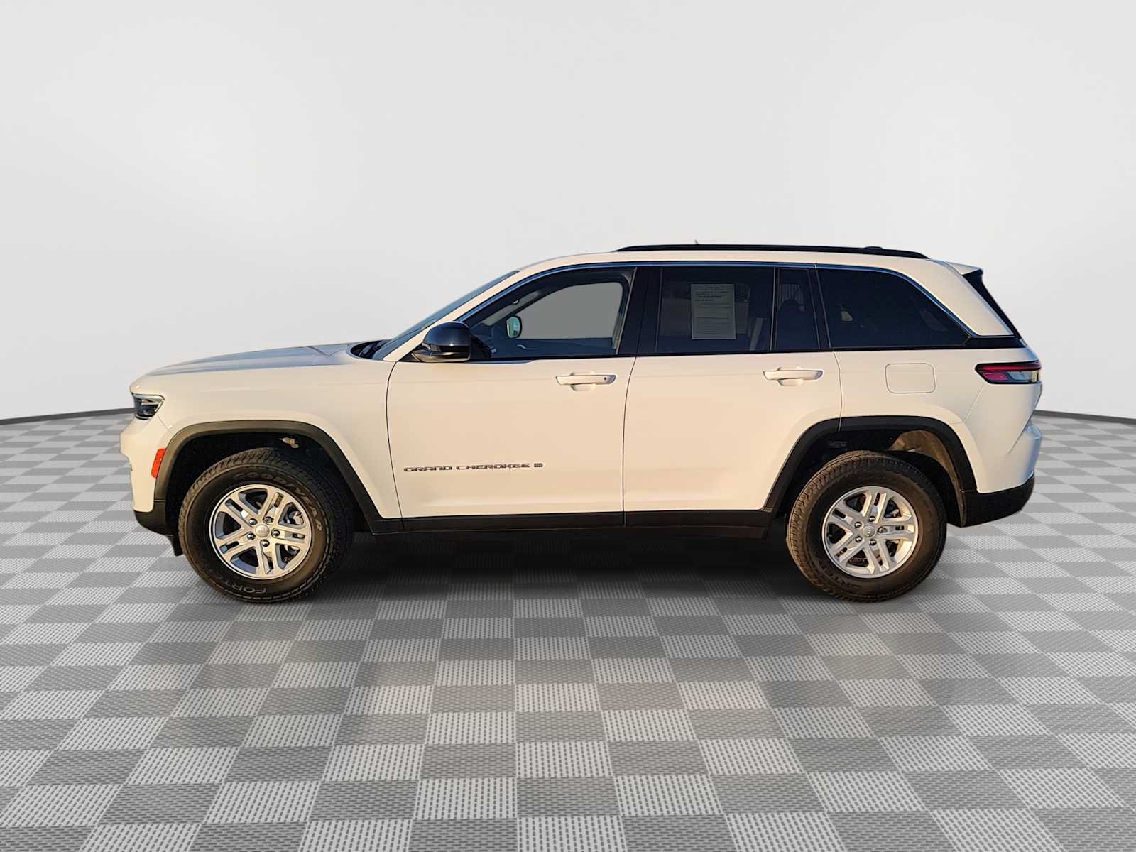 Used 2024 Jeep Grand Cherokee Laredo AWD/4WD image 5