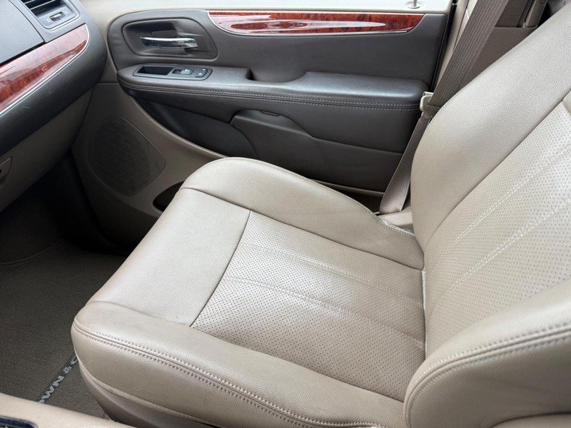 Used 2014 Chrysler Town & Country Touring-L w/ Driver Convenience Group FWD image 21