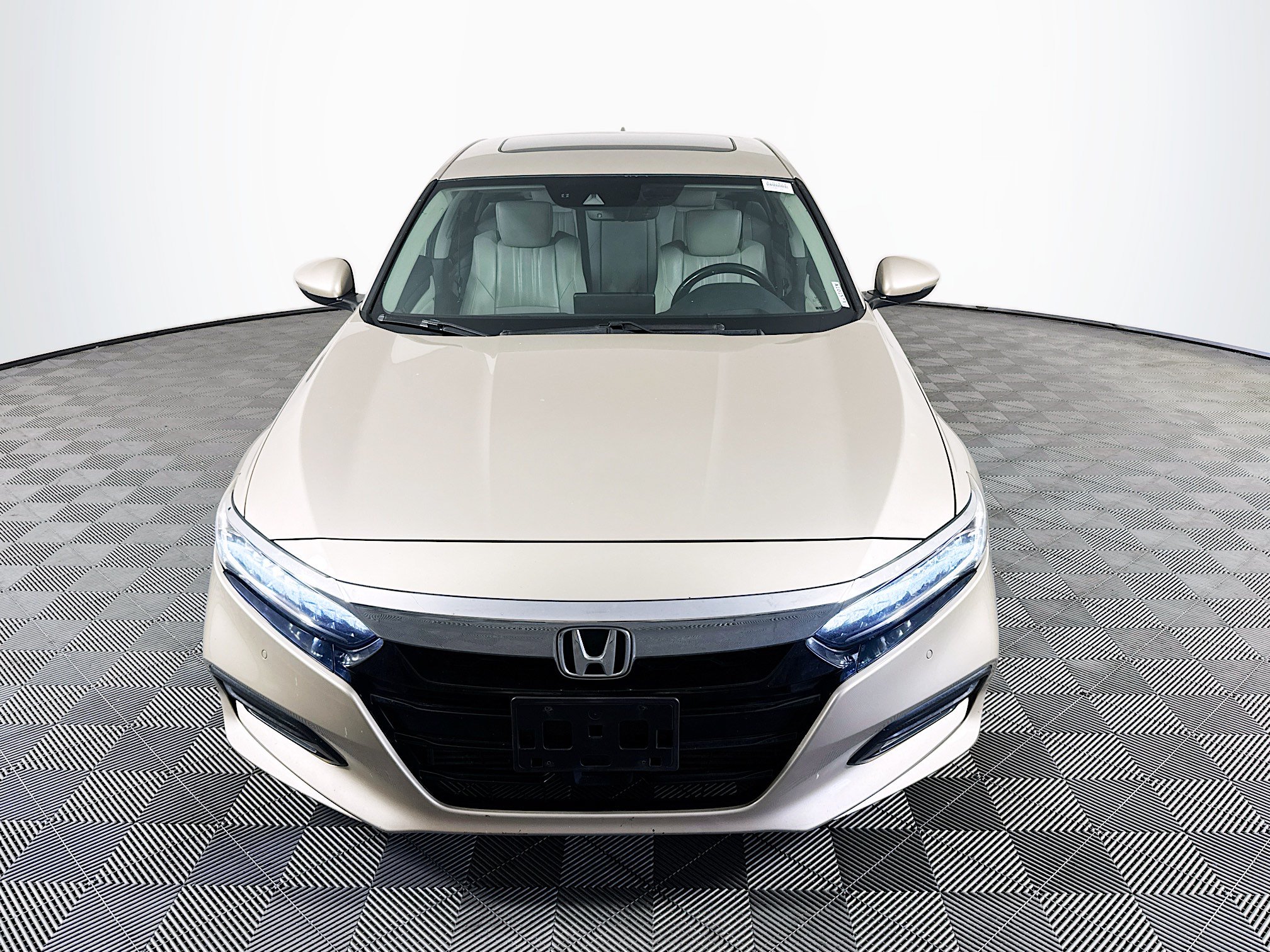 Used 2018 Honda Accord Touring image 2