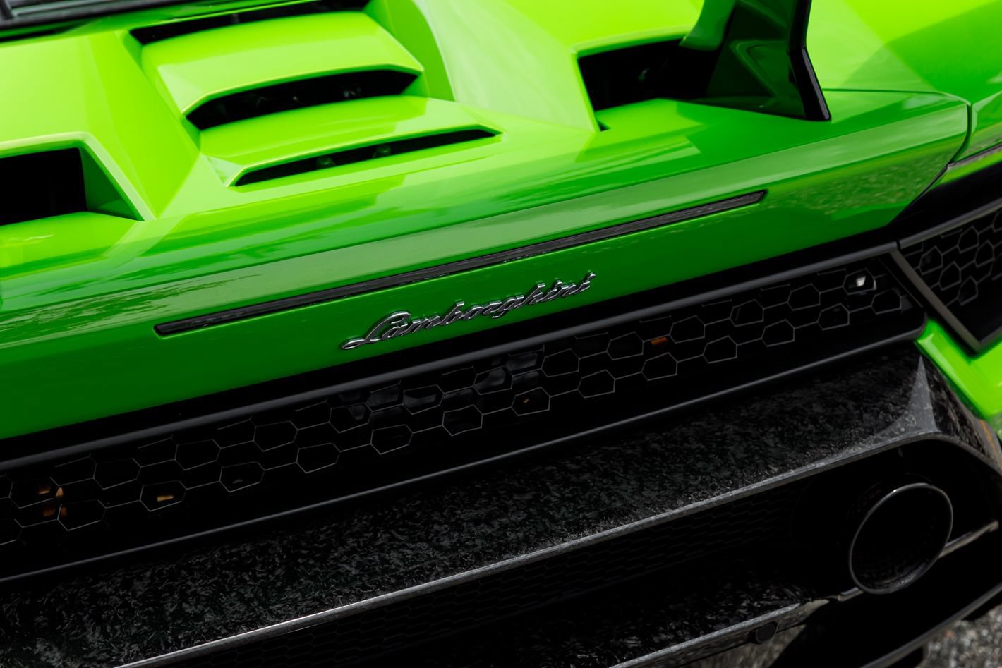 Used 2018 Lamborghini Huracan Performante AWD/4WD image 4