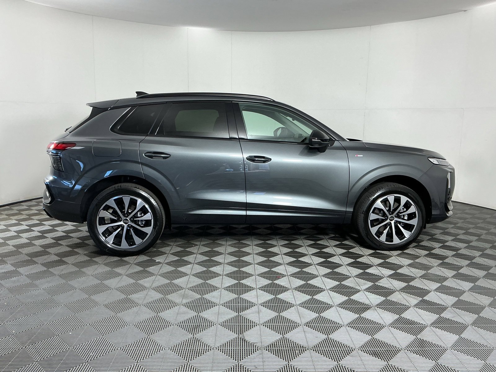 New 2026 Audi Q3 quattro 2.0T AWD/4WD image 9