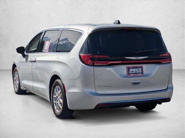 Used 2024 Chrysler Pacifica Touring-L image 8