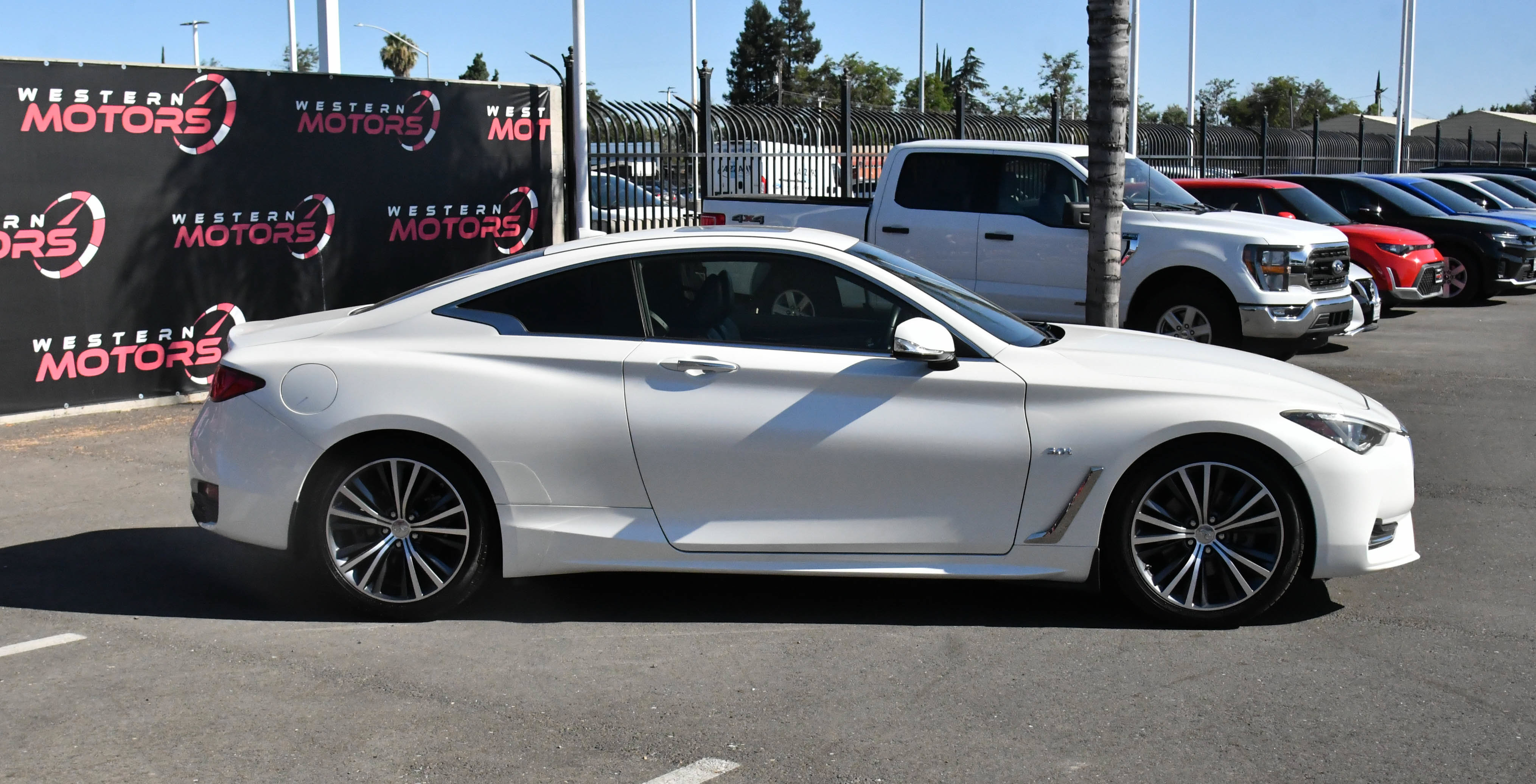 Used 2019 INFINITI Q60 3.0t Luxe w/ Essential Package RWD image 9