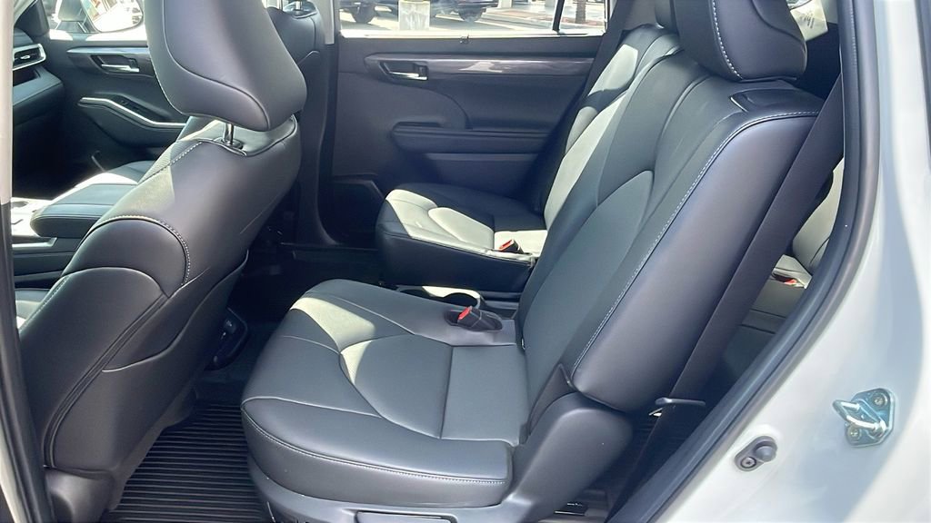 Used 2024 Toyota Highlander Limited image 12