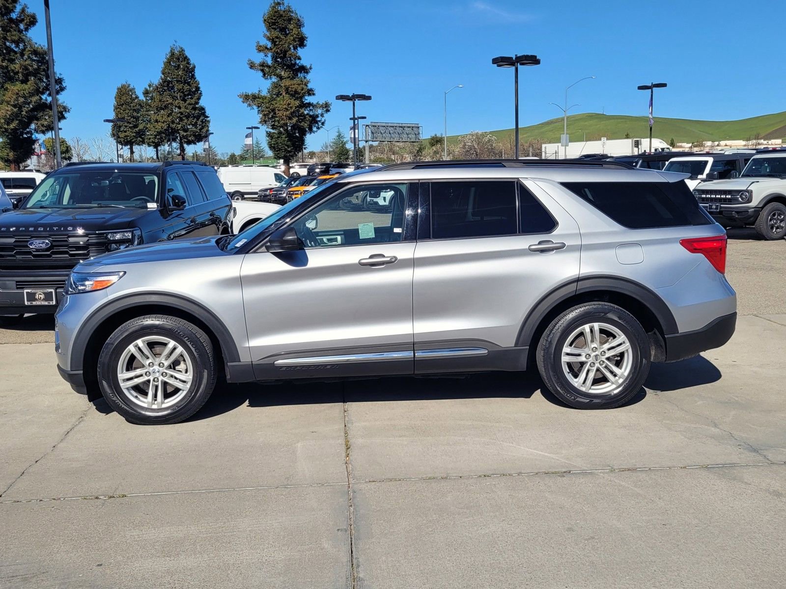 Used 2022 Ford Explorer XLT w/ Equipment Group 202A image 7