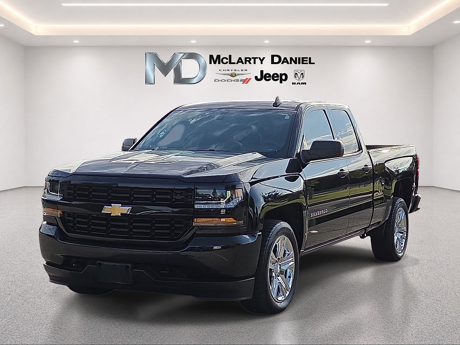 Used 2019 Chevrolet Silverado 1500 Custom w/ Custom Convenience Package RWD image 2