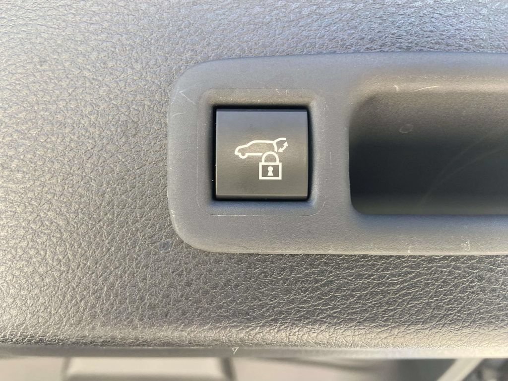 Used 2025 Toyota Sienna XLE w/ XLE Plus Package FWD image 11