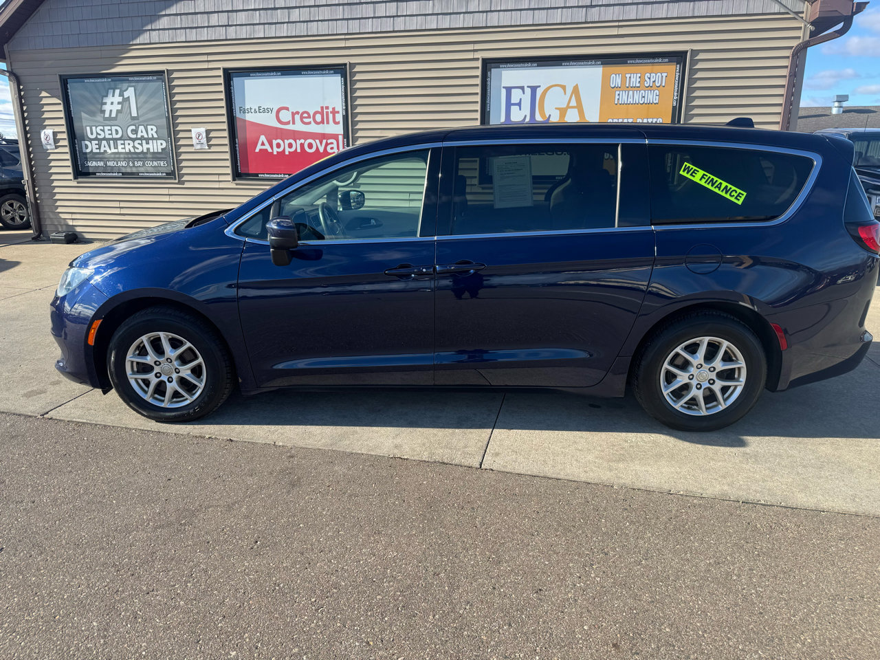 Used 2017 Chrysler Pacifica Touring image 8