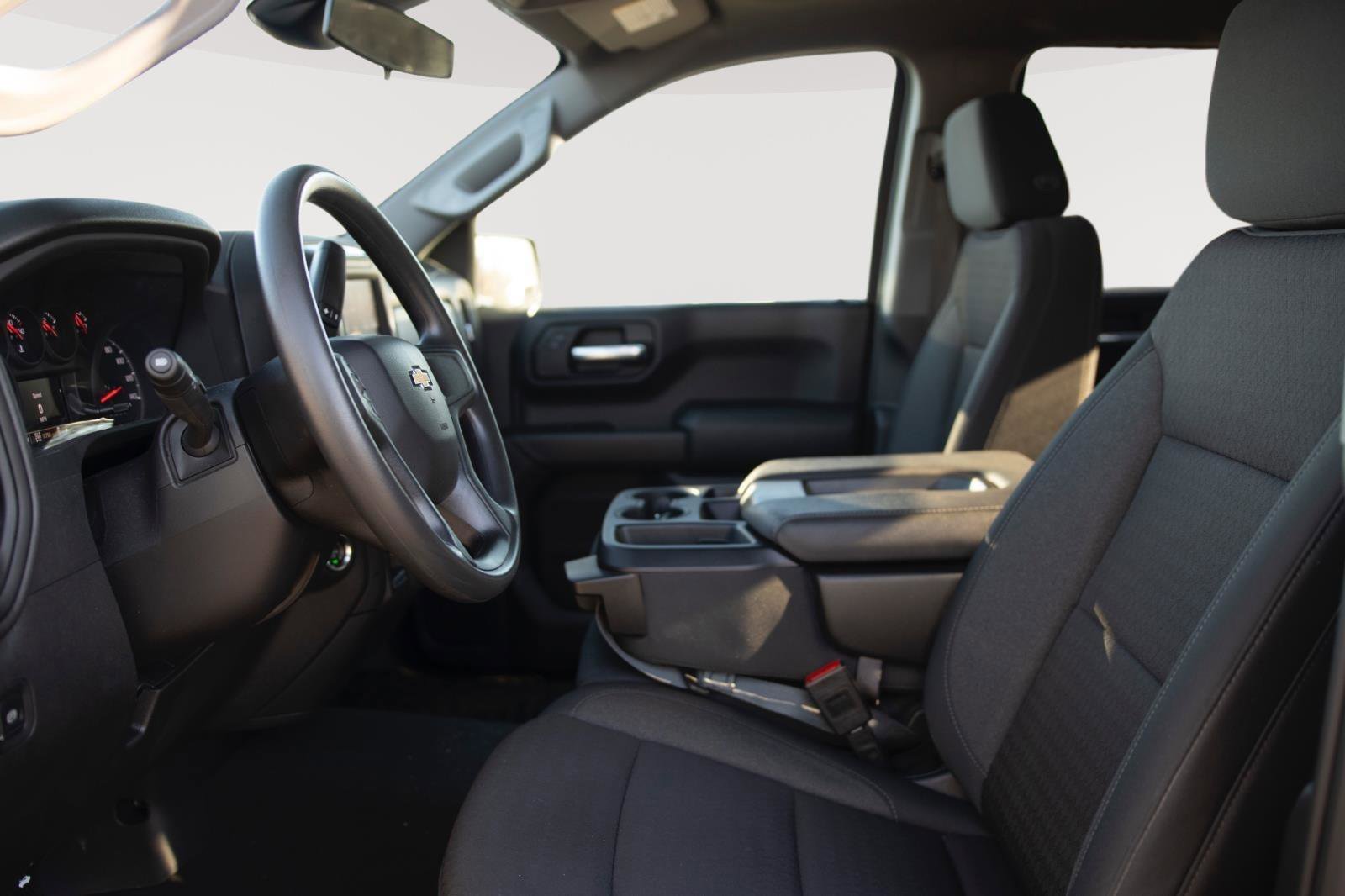 Used 2025 Chevrolet Silverado 1500 Custom image 2