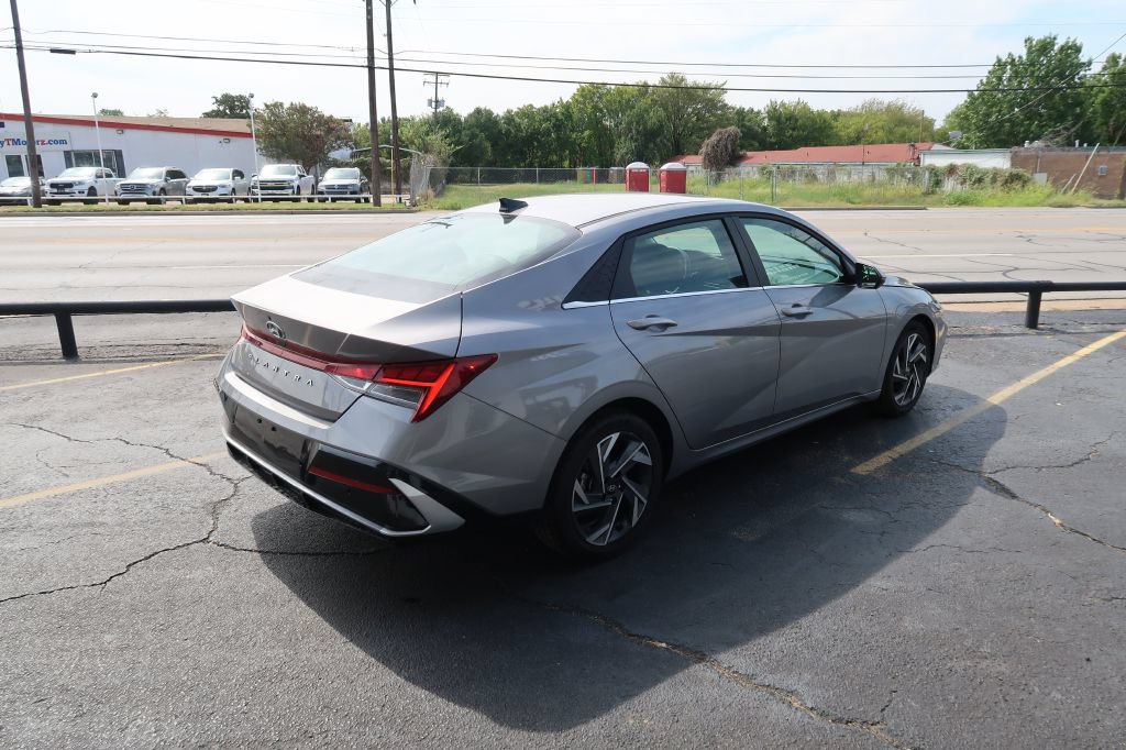 Used 2025 Hyundai Elantra Limited FWD image 3