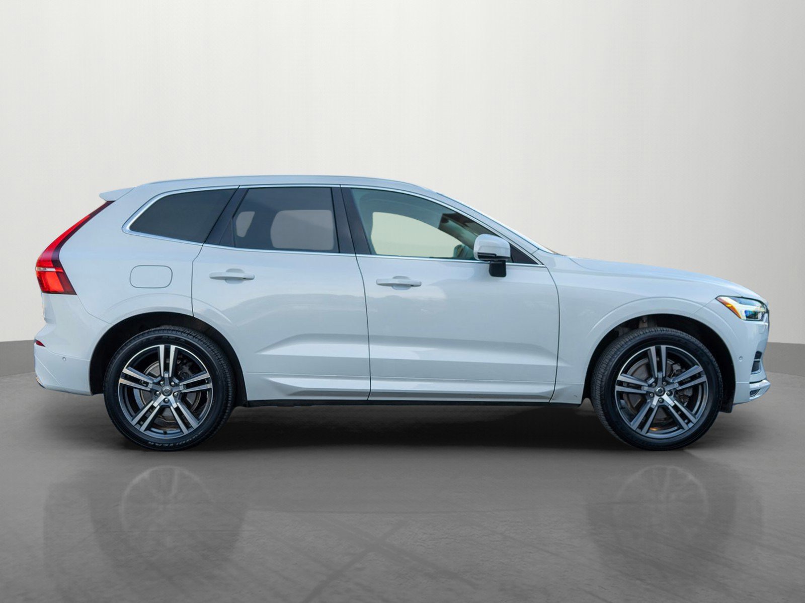 Used 2019 Volvo XC60 T6 Momentum w/ Advanced Package image 8