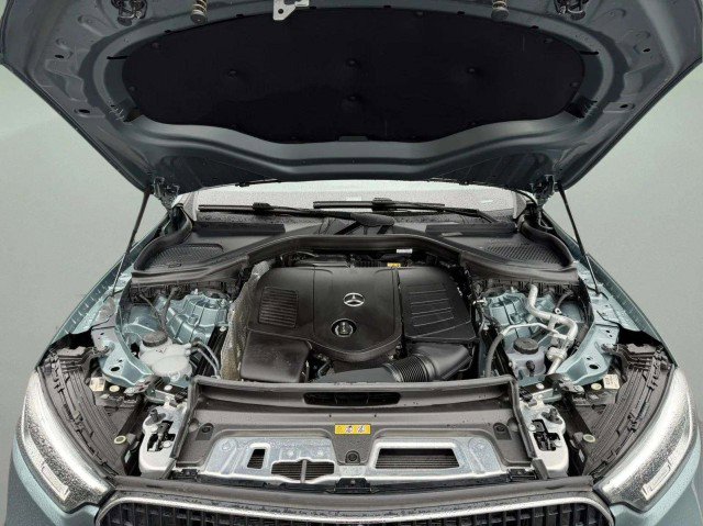 Used 2025 Mercedes-Benz GLC 300 4MATIC image 32