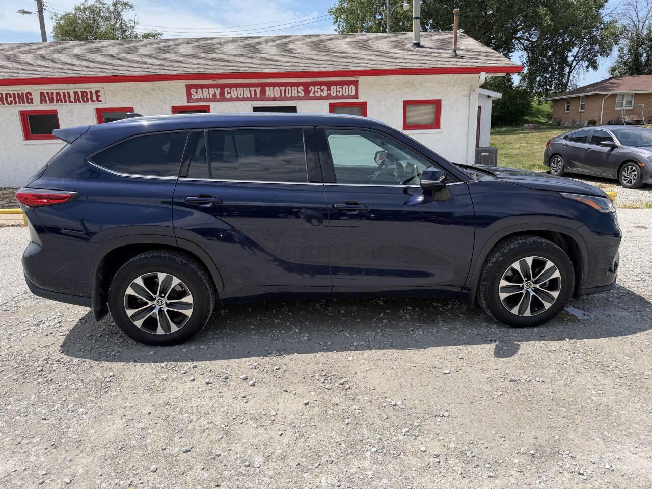 Used 2021 Toyota Highlander XLE AWD/4WD image 2