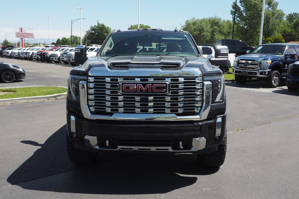Used 2025 GMC Sierra 3500 Denali w/ Technology Package AWD/4WD image 2