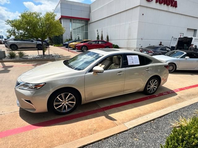 Used 2017 Lexus ES 300h FWD image 11