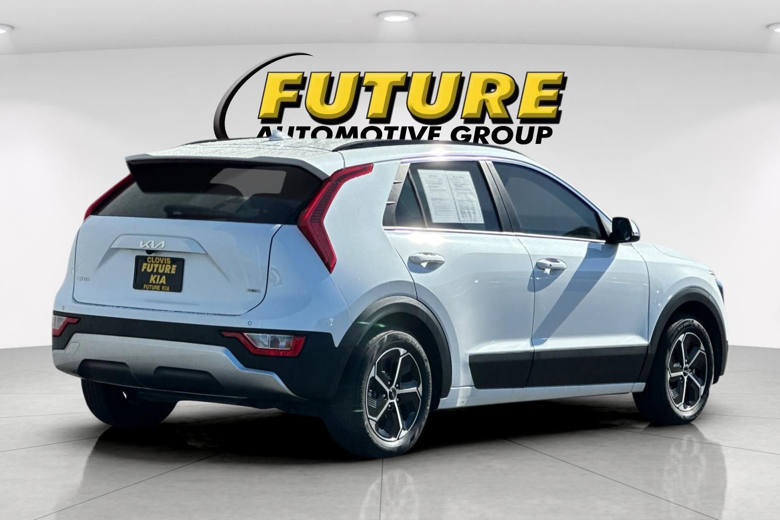 Used 2023 Kia Niro EX image 4