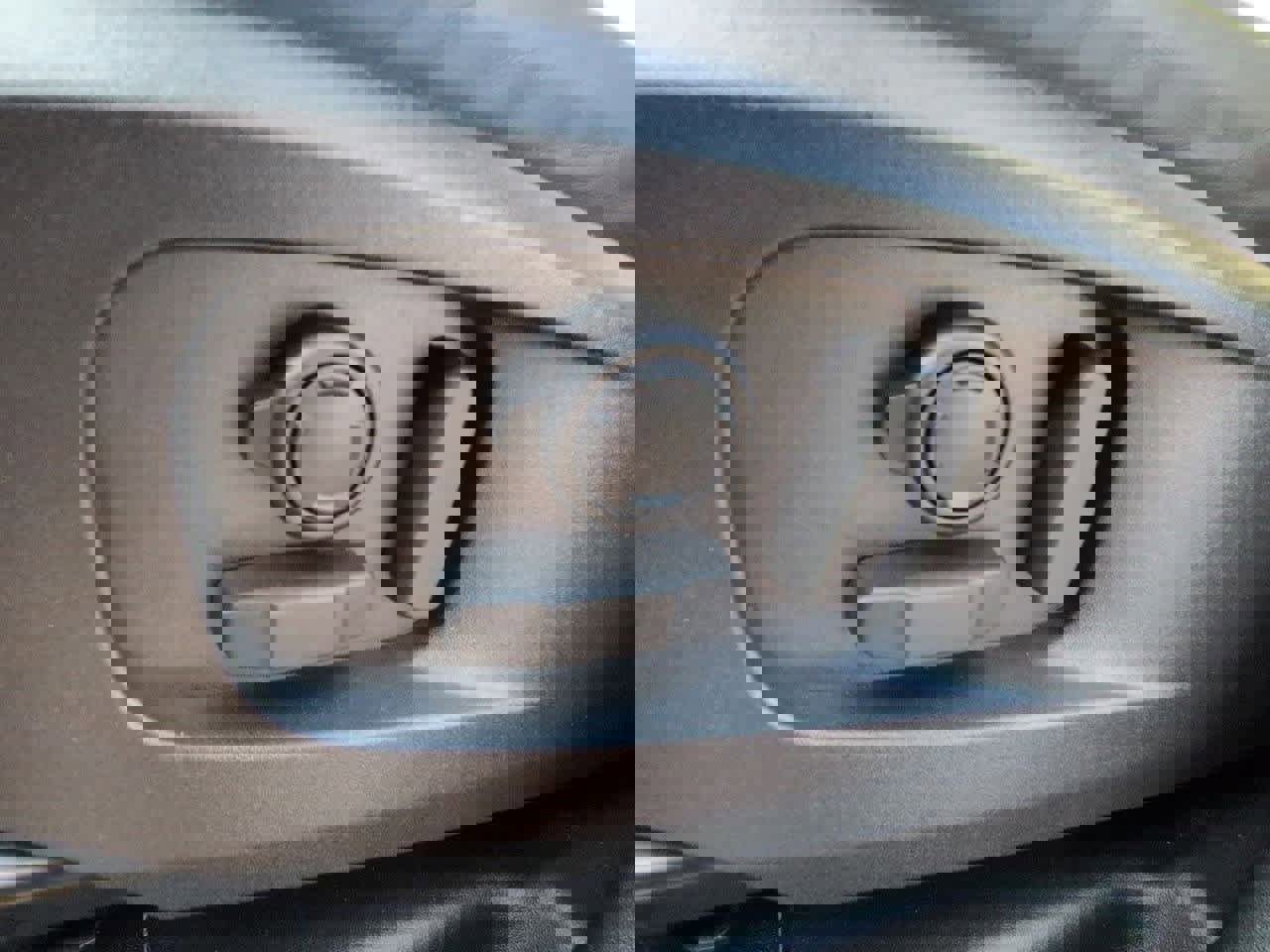 New 2026 Land Rover Defender 110 X-Dynamic SE image 17