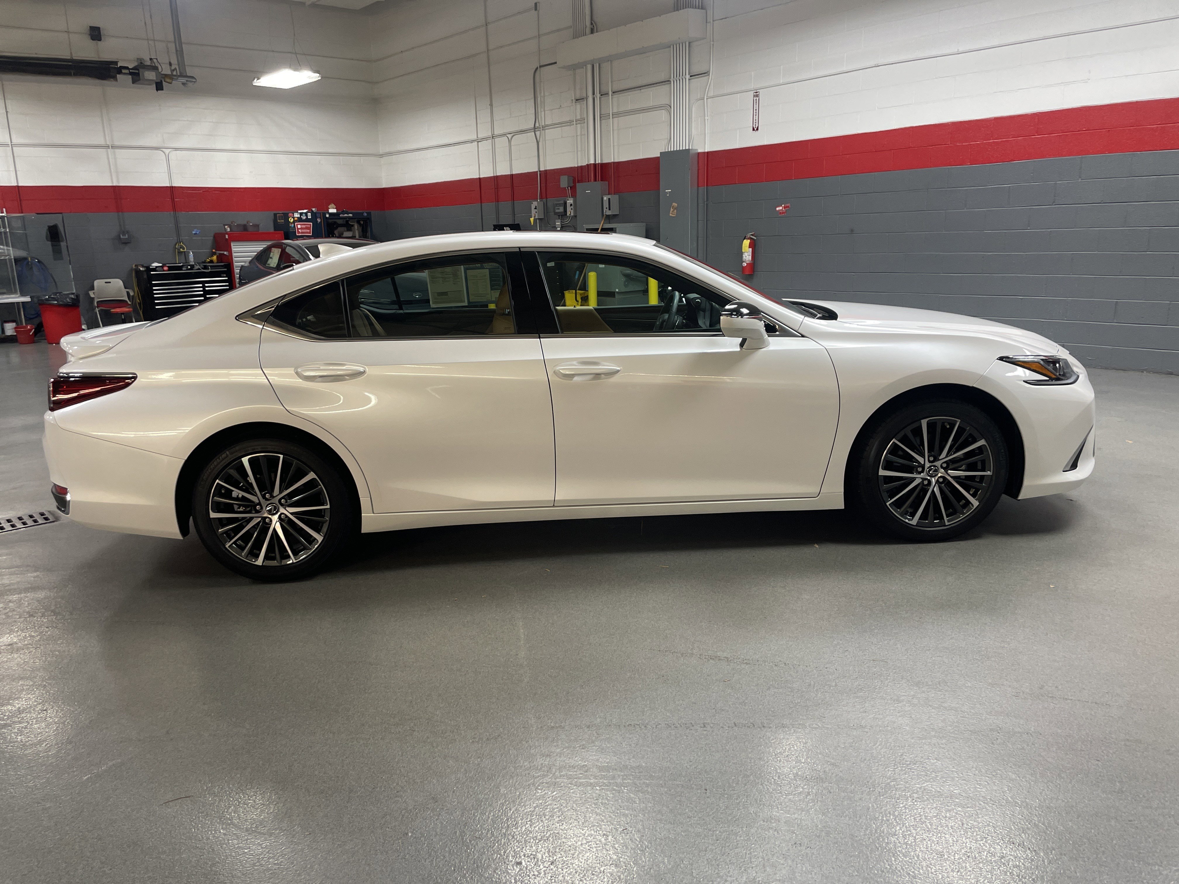 Used 2025 Lexus ES 300h w/ Premium Package image 12