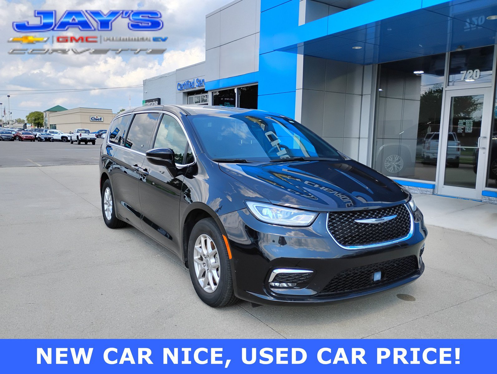 Used 2025 Chrysler Pacifica Select