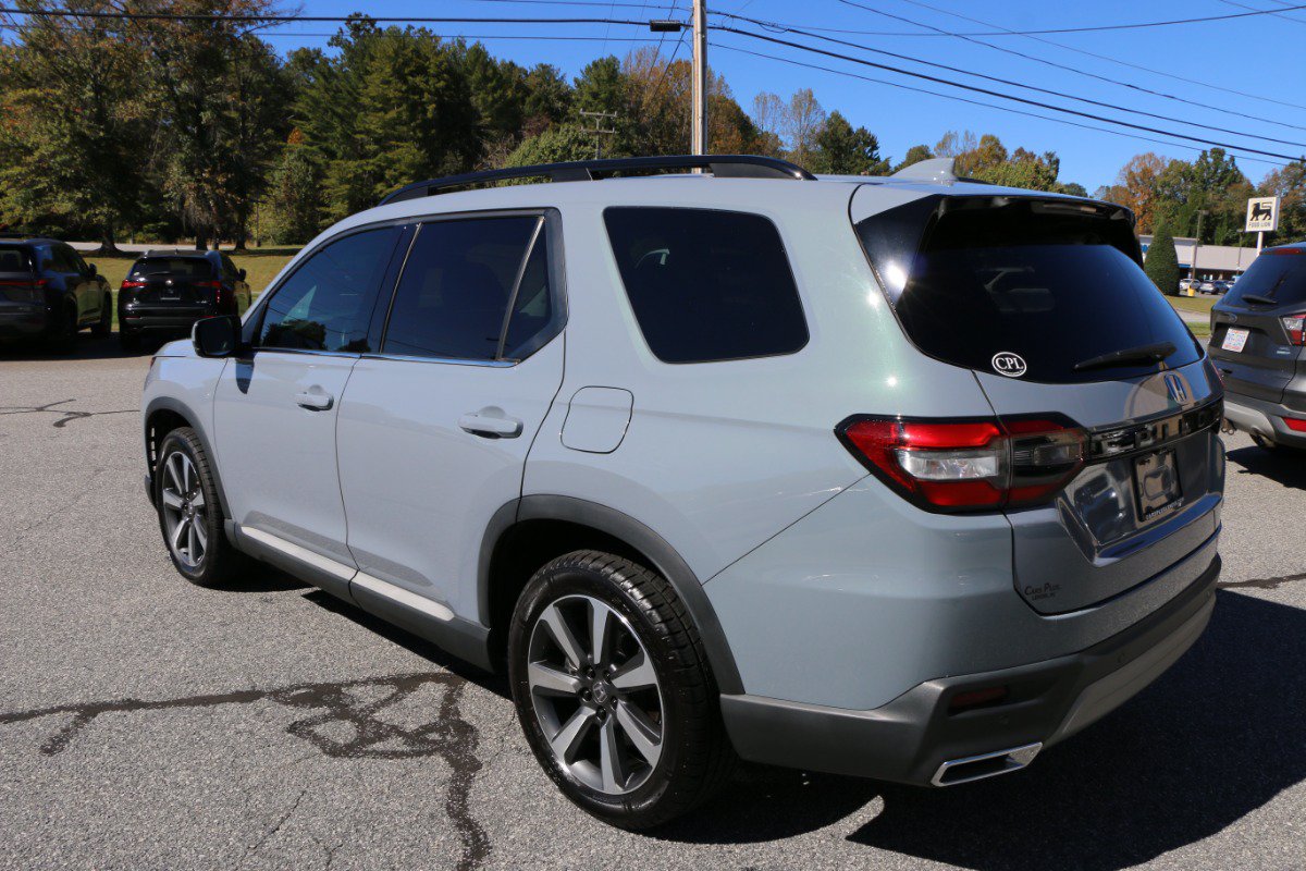 Used 2025 Honda Pilot Touring image 3