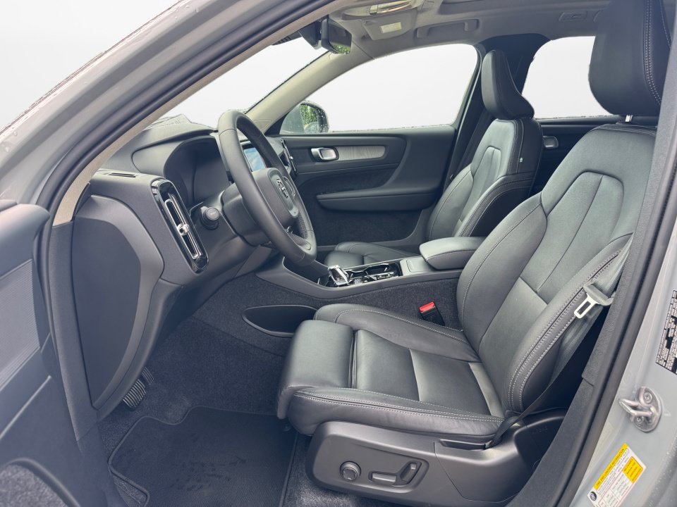 Used 2025 Volvo XC40 B5 Plus AWD/4WD image 9