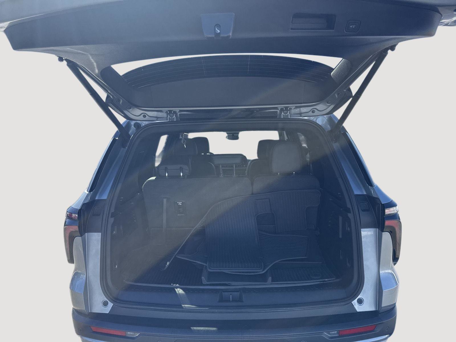 Used 2025 Chevrolet Traverse LT w/ Enhanced Driving Package image 11