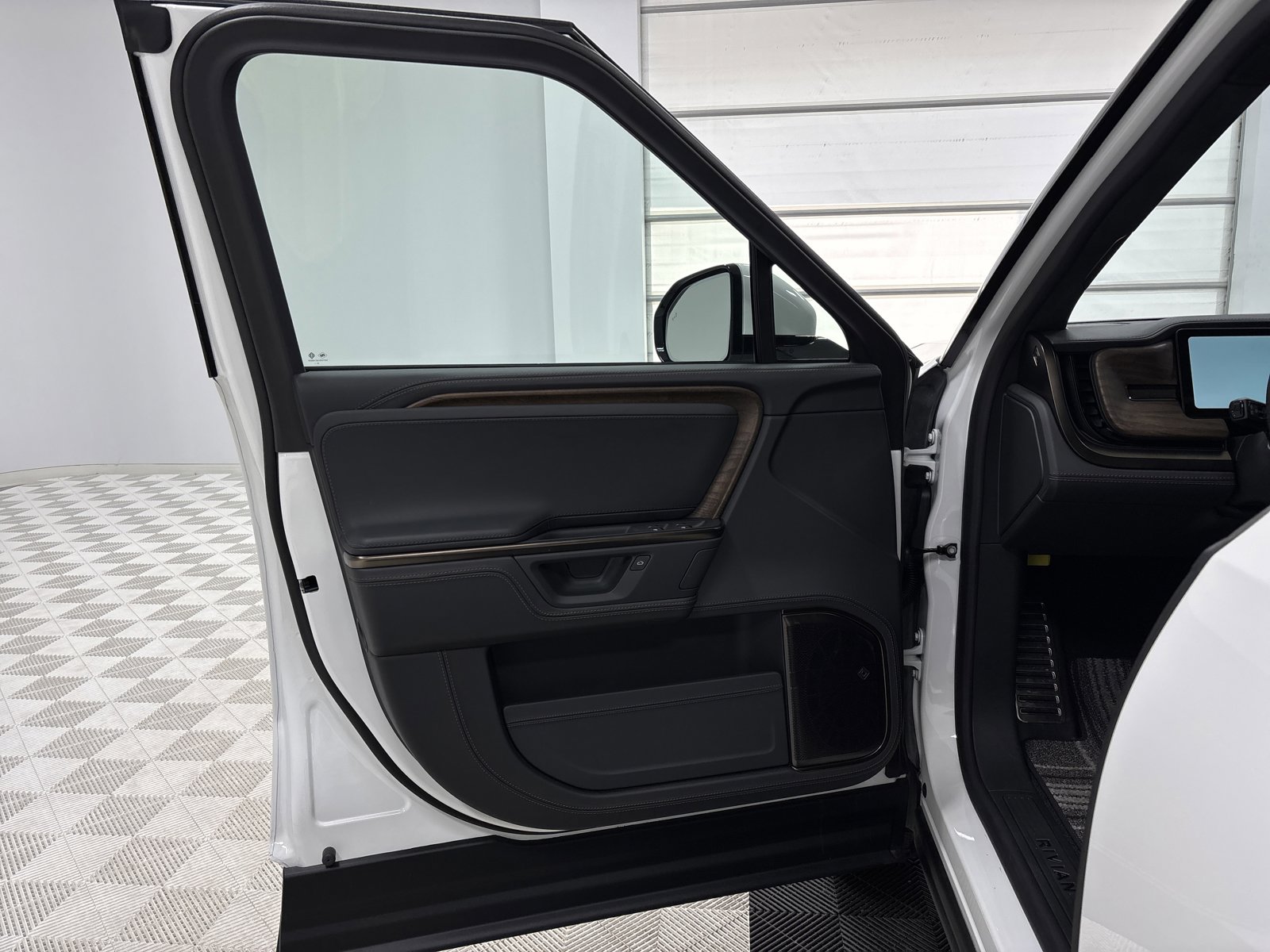 Used 2025 Rivian R1S Premium image 16