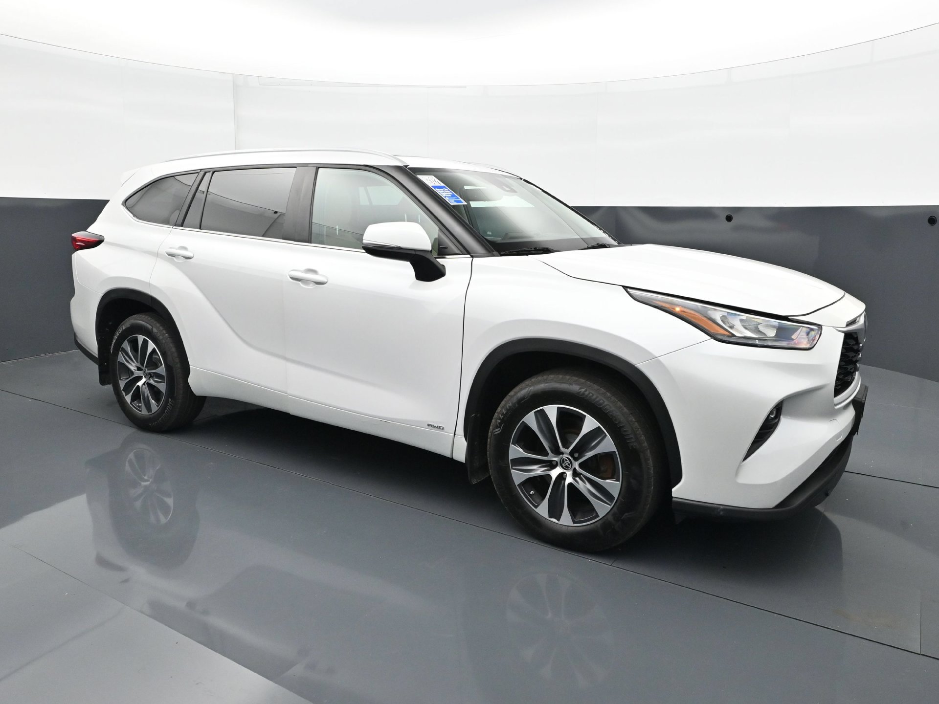 Used 2023 Toyota Highlander XLE AWD/4WD image 9