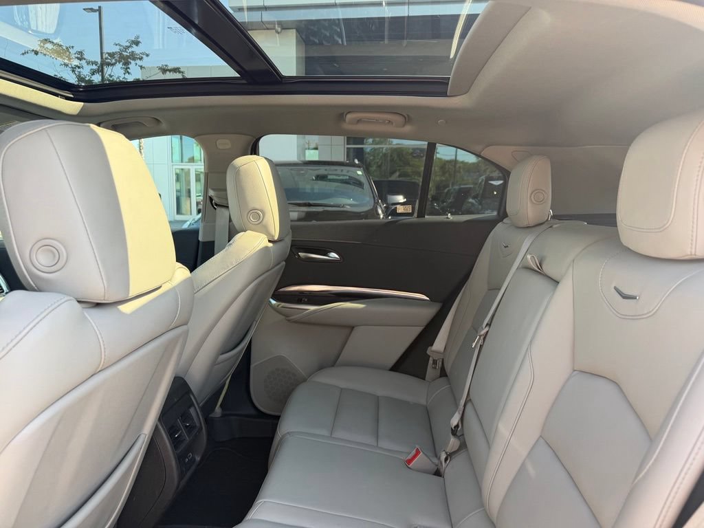 Used 2023 Cadillac XT4 Luxury w/ Cold Weather Package FWD image 15