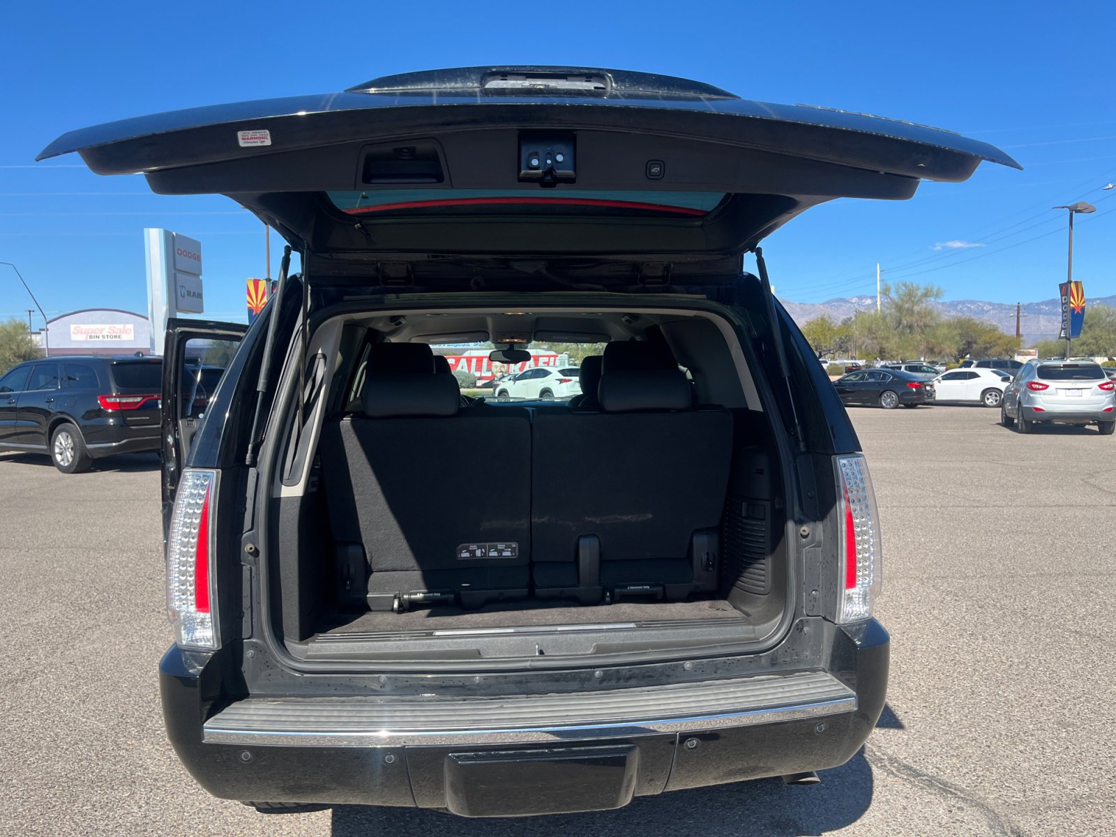 Used 2014 Cadillac Escalade Luxury image 34