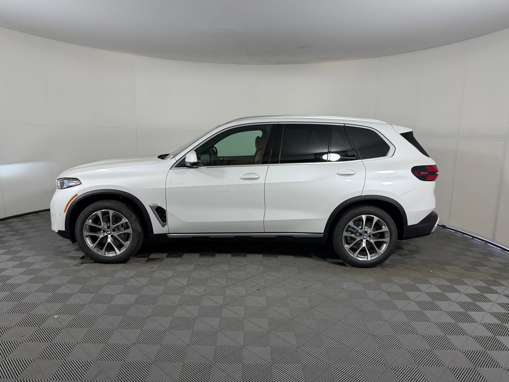 New 2026 BMW X5 xDrive40i w/ Climate Comfort Package image 2