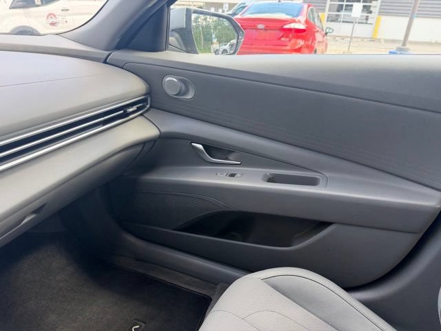 Used 2022 Hyundai Elantra SE FWD image 17
