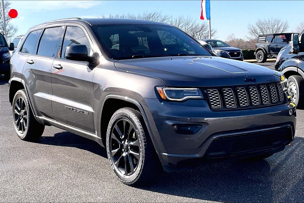 Used 2021 Jeep Grand Cherokee Laredo X image 1