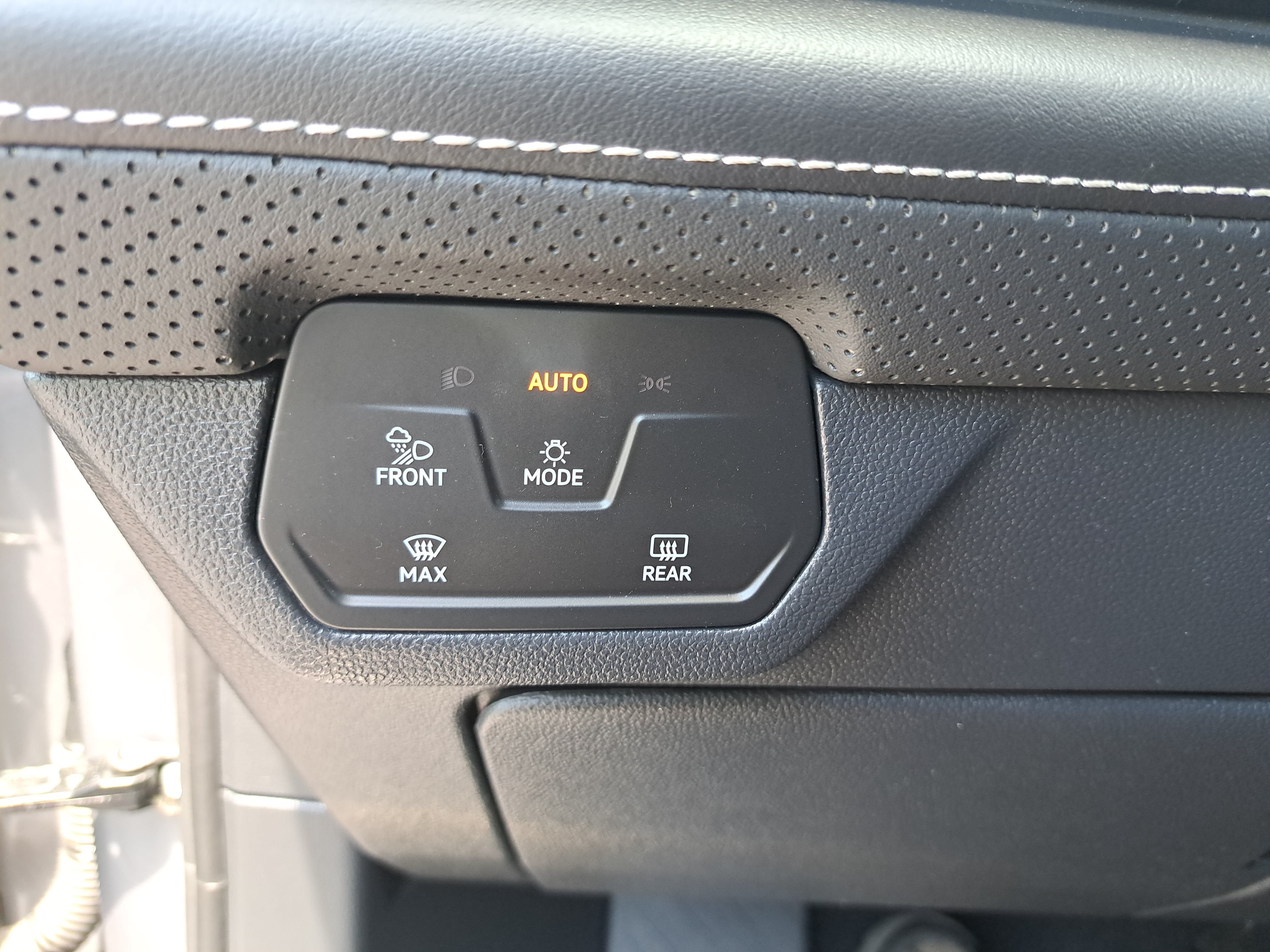 Used 2025 Volkswagen Atlas Cross Sport SE FWD image 24