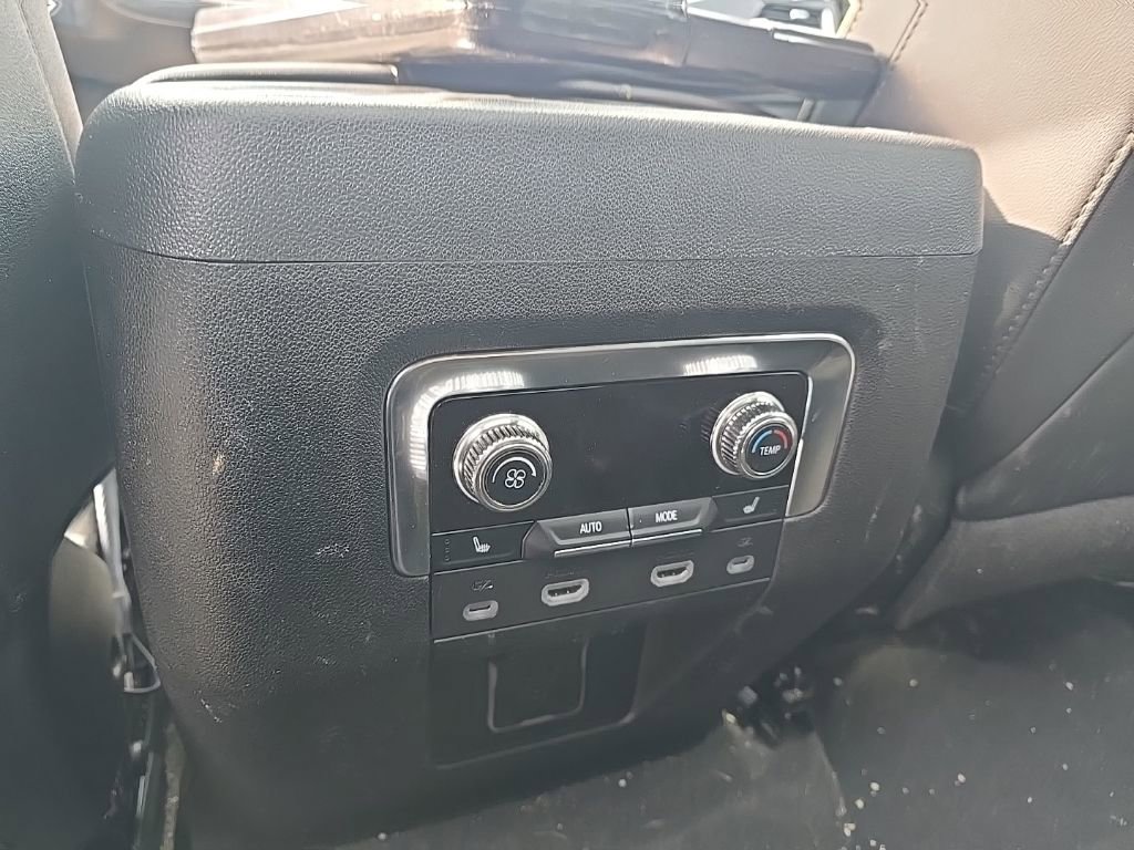 Used 2024 GMC Yukon SLT w/ SLT Luxury Package image 18